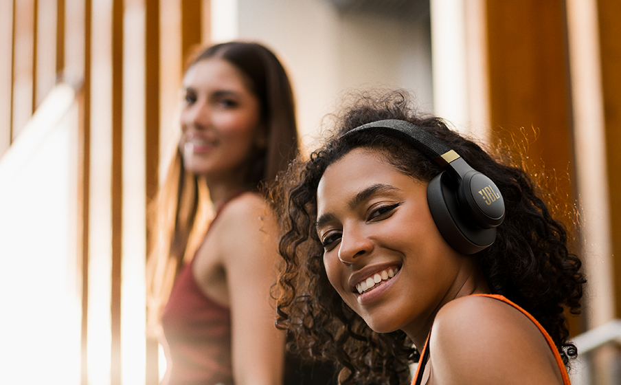 JBL Live 660NC Tomorrowland Edition Hol dir Hilfe, indem du einfach deine Stimme verwendest. - Image